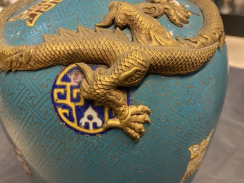 Une paire de vases de forme bouteille en &eacute;maux cloisonn&eacute;s, 19&egrave;me