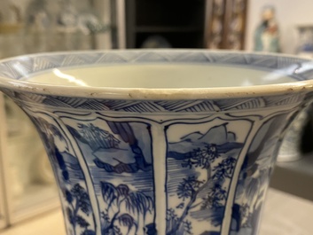 Un vase de forme gu en porcelaine de Chine en bleu et blanc, Kangxi