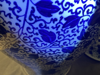 Un grand vase couvert en porcelaine de Chine en bleu et blanc, Kangxi