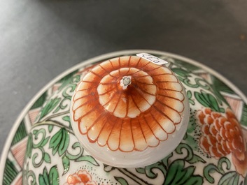Une paire de vases couverts en porcelaine de Chine wucai &agrave; d&eacute;cor de lions bouddhistes, 19/20&egrave;me