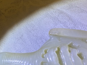 Un lave-pinceaux en forme de tortue en jade c&eacute;ladon p&acirc;le, Chine, 18/19&egrave;me