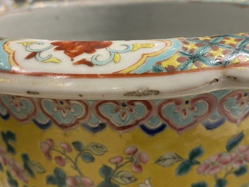 Un grand vase en porcelaine de Chine famille rose pour le march&eacute; Straits ou Peranakan, 19&egrave;me