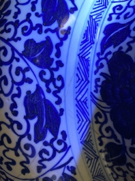 Un grand vase couvert en porcelaine de Chine en bleu et blanc, Kangxi