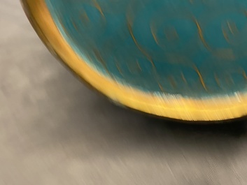 Une paire de vases de forme bouteille en &eacute;maux cloisonn&eacute;s, 19&egrave;me