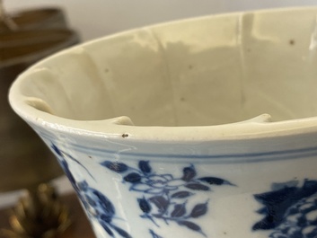 Un vase en porcelaine de Chine en bleu et blanc, 19&egrave;me