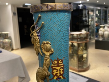 Une paire de vases de forme bouteille en &eacute;maux cloisonn&eacute;s, 19&egrave;me