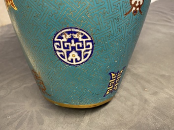 Une paire de vases de forme bouteille en &eacute;maux cloisonn&eacute;s, 19&egrave;me