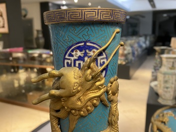 Une paire de vases de forme bouteille en &eacute;maux cloisonn&eacute;s, 19&egrave;me