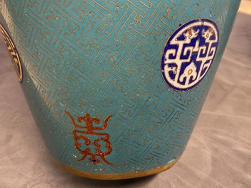 Une paire de vases de forme bouteille en &eacute;maux cloisonn&eacute;s, 19&egrave;me