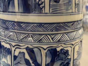 Un vase de forme gu en porcelaine de Chine en bleu et blanc, Kangxi