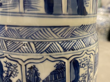 Un vase de forme gu en porcelaine de Chine en bleu et blanc, Kangxi