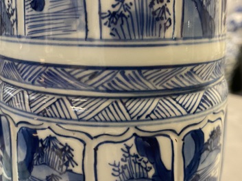 Un vase de forme gu en porcelaine de Chine en bleu et blanc, Kangxi