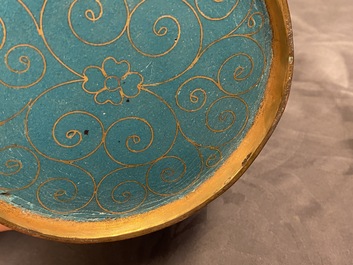 Une paire de vases de forme bouteille en &eacute;maux cloisonn&eacute;s, 19&egrave;me