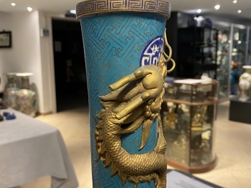 Une paire de vases de forme bouteille en &eacute;maux cloisonn&eacute;s, 19&egrave;me