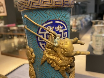 Une paire de vases de forme bouteille en &eacute;maux cloisonn&eacute;s, 19&egrave;me