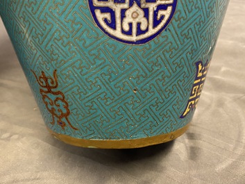 Une paire de vases de forme bouteille en &eacute;maux cloisonn&eacute;s, 19&egrave;me