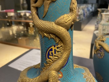Une paire de vases de forme bouteille en &eacute;maux cloisonn&eacute;s, 19&egrave;me