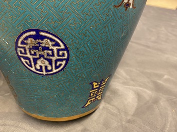 Une paire de vases de forme bouteille en &eacute;maux cloisonn&eacute;s, 19&egrave;me