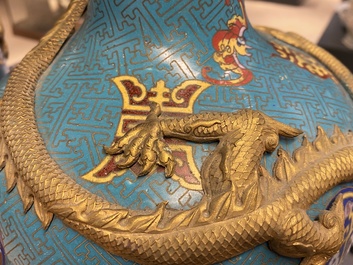 Une paire de vases de forme bouteille en &eacute;maux cloisonn&eacute;s, 19&egrave;me