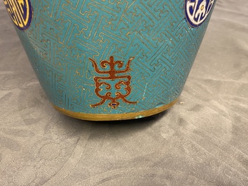 Une paire de vases de forme bouteille en &eacute;maux cloisonn&eacute;s, 19&egrave;me