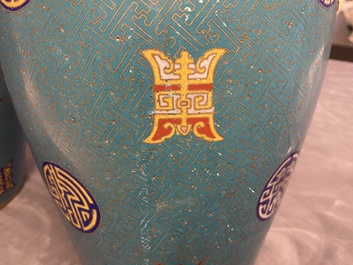 Une paire de vases de forme bouteille en &eacute;maux cloisonn&eacute;s, 19&egrave;me