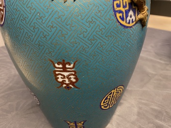 Une paire de vases de forme bouteille en &eacute;maux cloisonn&eacute;s, 19&egrave;me
