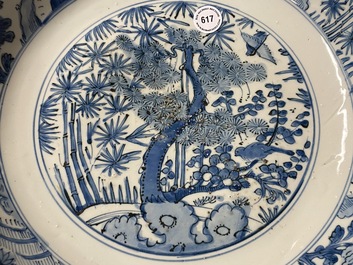 Un plat en porcelaine de Chine en bleu et blanc &agrave; d&eacute;cor 'Les trois amis de l'hiver', Jiajing