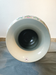 Un vase de forme hu en porcelaine de Chine famille rose &agrave; d&eacute;cor de papillons, marque de Qianlong, 20&egrave;me