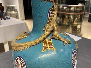 Une paire de vases de forme bouteille en &eacute;maux cloisonn&eacute;s, 19&egrave;me