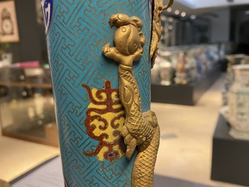 Une paire de vases de forme bouteille en &eacute;maux cloisonn&eacute;s, 19&egrave;me