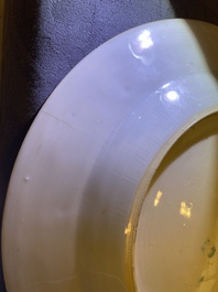 Une paire d'assiettes en porcelaine de Chine famille rose &agrave; d&eacute;cor mandarin, Qianlong