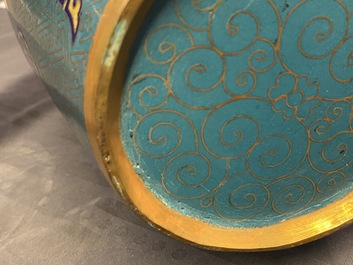 Une paire de vases de forme bouteille en &eacute;maux cloisonn&eacute;s, 19&egrave;me