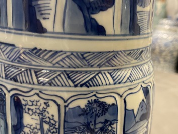 Un vase de forme gu en porcelaine de Chine en bleu et blanc, Kangxi