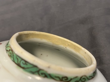 Deux th&eacute;i&egrave;res et une verseuse couverte en porcelaine de Chine famille, Yongzheng/Qianlong