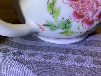 Deux th&eacute;i&egrave;res et une verseuse couverte en porcelaine de Chine famille, Yongzheng/Qianlong