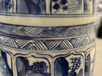 Un vase de forme gu en porcelaine de Chine en bleu et blanc, Kangxi