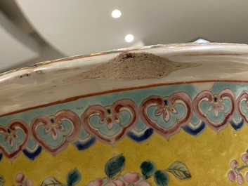 Un grand vase en porcelaine de Chine famille rose pour le march&eacute; Straits ou Peranakan, 19&egrave;me