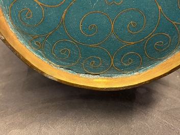 Une paire de vases de forme bouteille en &eacute;maux cloisonn&eacute;s, 19&egrave;me