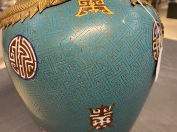 Une paire de vases de forme bouteille en &eacute;maux cloisonn&eacute;s, 19&egrave;me