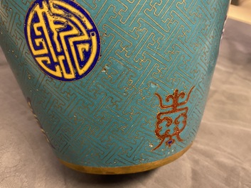 Une paire de vases de forme bouteille en &eacute;maux cloisonn&eacute;s, 19&egrave;me