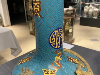 Une paire de vases de forme bouteille en &eacute;maux cloisonn&eacute;s, 19&egrave;me