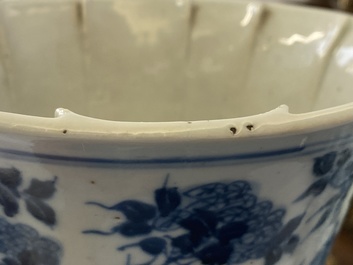 Un vase en porcelaine de Chine en bleu et blanc, 19&egrave;me
