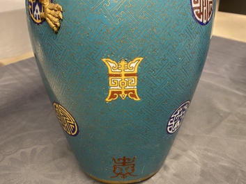 Une paire de vases de forme bouteille en &eacute;maux cloisonn&eacute;s, 19&egrave;me