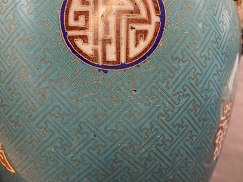 Une paire de vases de forme bouteille en &eacute;maux cloisonn&eacute;s, 19&egrave;me