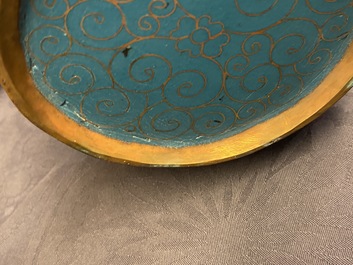 Une paire de vases de forme bouteille en &eacute;maux cloisonn&eacute;s, 19&egrave;me