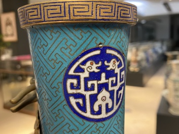 Une paire de vases de forme bouteille en &eacute;maux cloisonn&eacute;s, 19&egrave;me