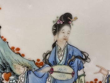 Een Chinese famille rose plaquette met figuren in een tuin, Republiek
