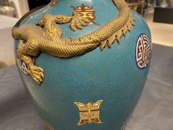 Une paire de vases de forme bouteille en &eacute;maux cloisonn&eacute;s, 19&egrave;me