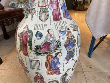 Een grote Chinese famille rose 'Wu Shuang Pu' vaas, 19e eeuw