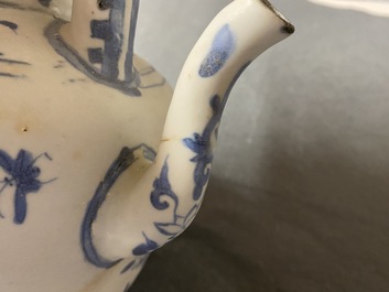 Une grande th&eacute;i&egrave;re couverte en porcelaine de Chine en bleu et blanc, &eacute;pave du Hatcher cargo, &eacute;poque Transition